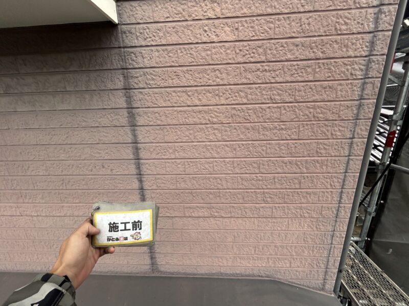 埃や汚れが蓄積し、汚れてしまっています。<br />
外壁の塗膜もほとんどありませんでした。