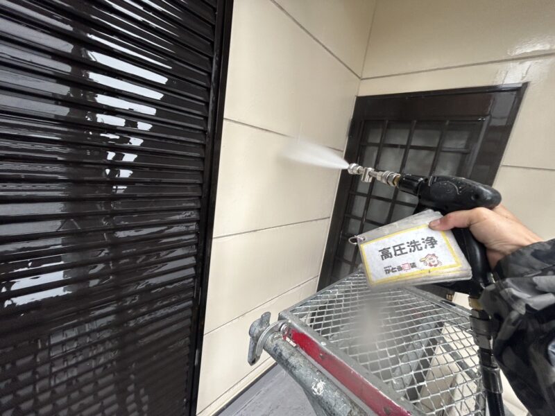 黒い水が流れ、汚れがしっかり落ちていました。