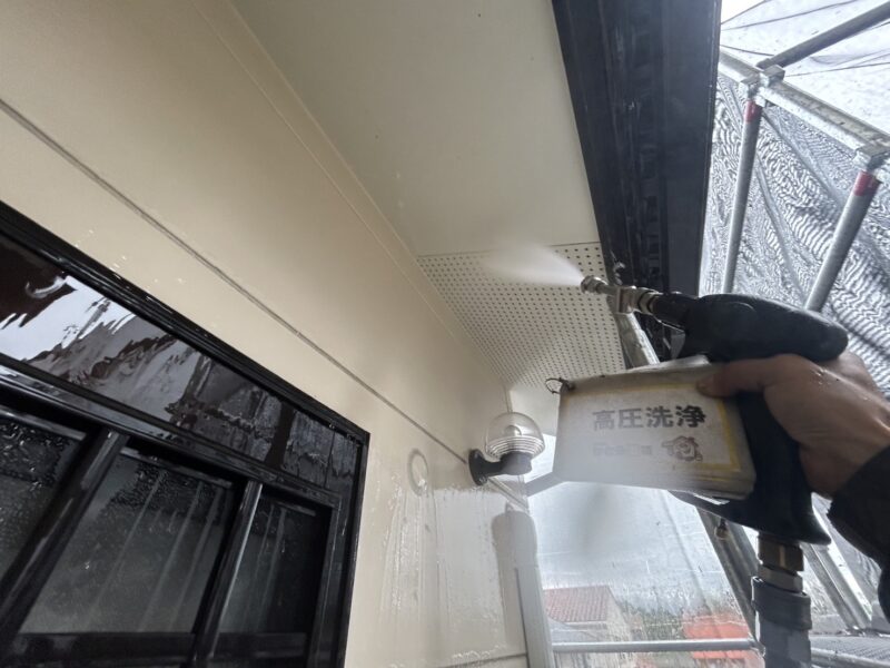 軒天の高圧洗浄の様子です。