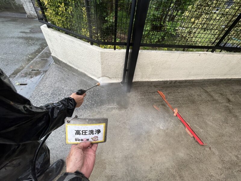 塗装をしない土間コンクリートもこの機会に綺麗にしておきます。