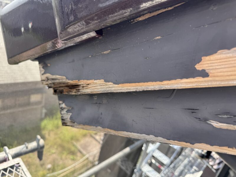 破風板がボロボロになっていたので、板金を巻きます。