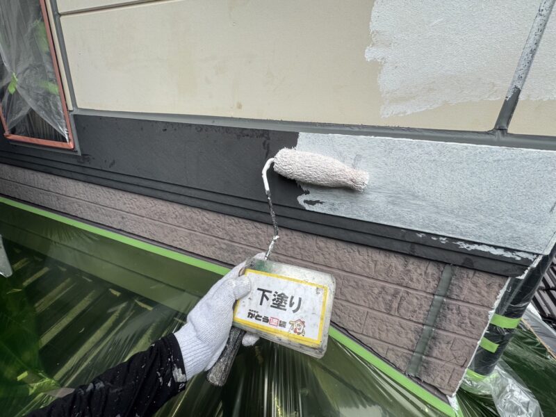 幕板の下塗りの様子です。