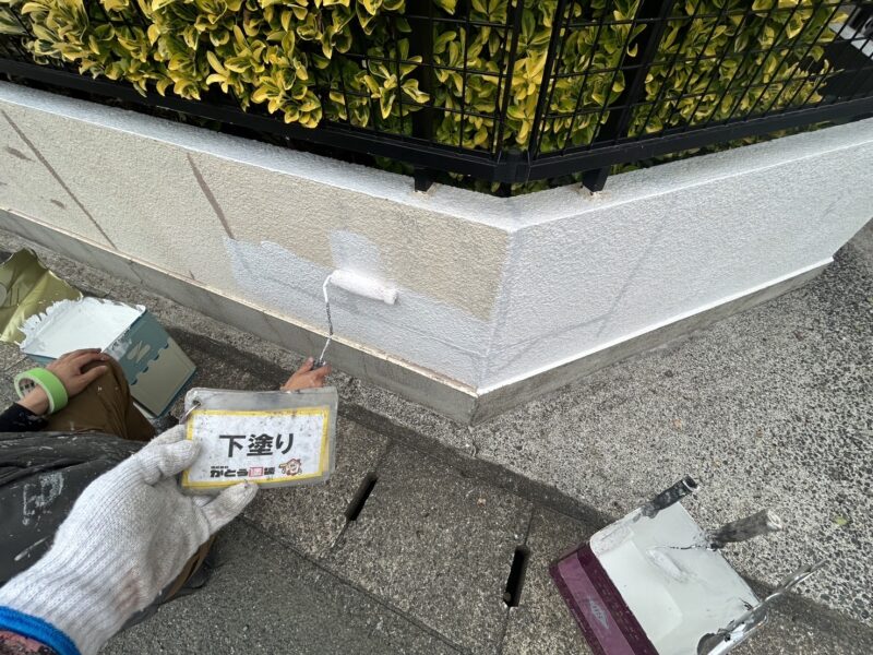 塀の下塗りの様子です。
