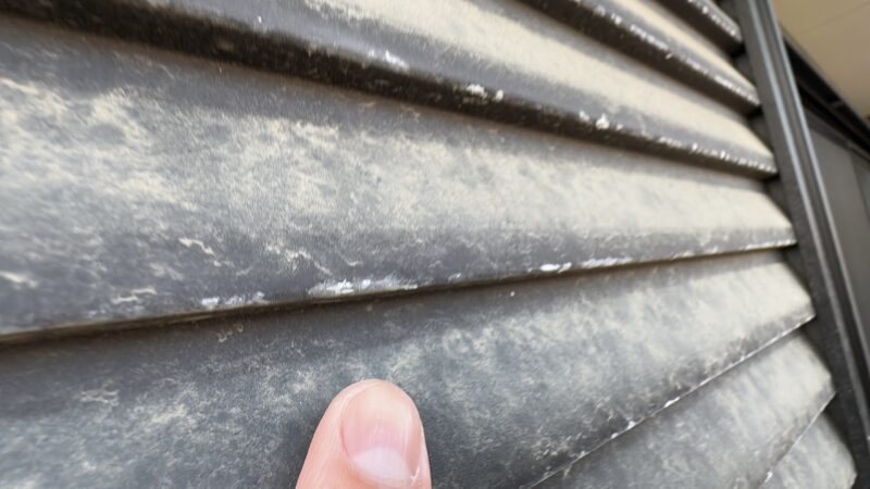 戸袋は、長年の汚れが積み重なり、真っ白に埃かぶっていました。