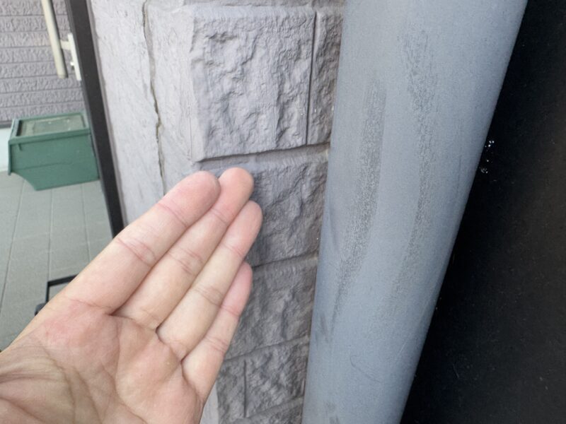 雨樋は、日当たりの良いところは退色が進んでおり、こちらも外壁同様チョーキング現象がみられました。