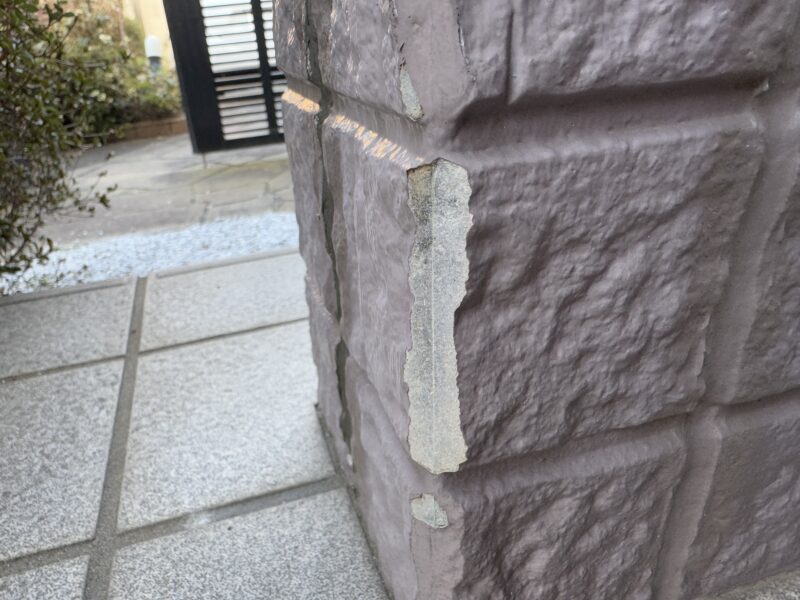 外壁破損している箇所がありました。<br />
補修し、塗装をおこないます。