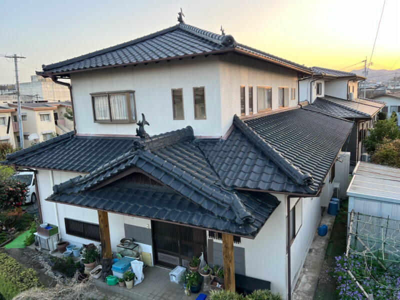 築33年のお住まいで、地震後の屋根瓦の状態を大変気にされていました。<br />
今回が2回目のリフォーム工事となります。