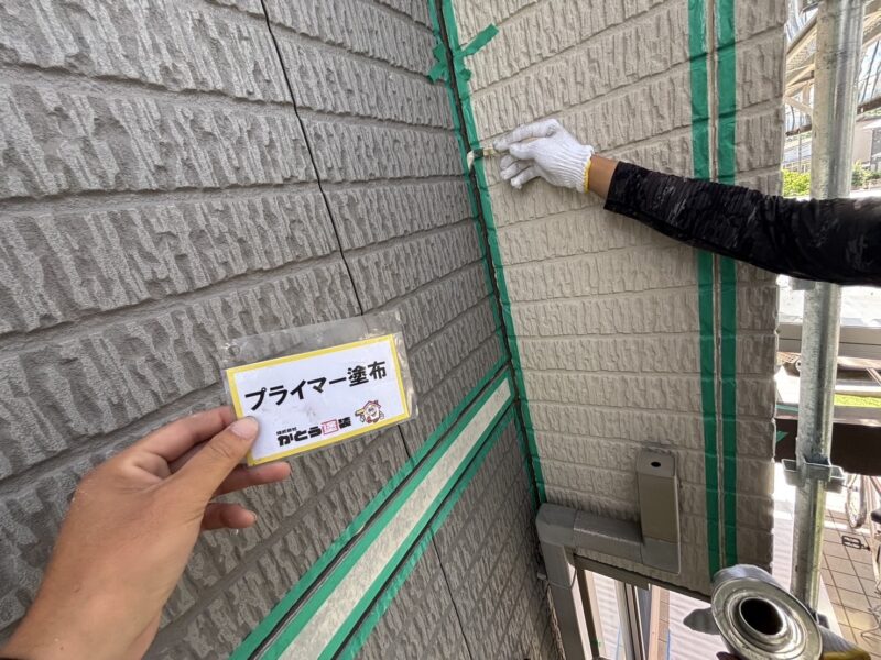 プライマーは、シーリング材と建材の密着性を高め、接着を補う効果があります。