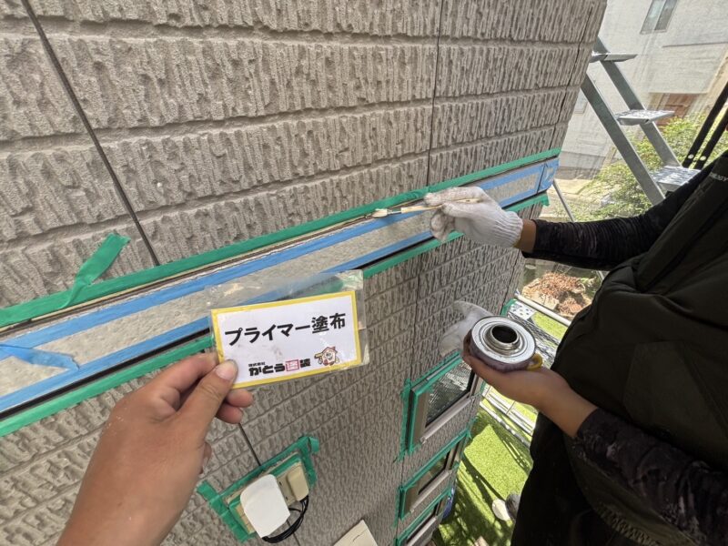 プライマー塗布の様子です。
