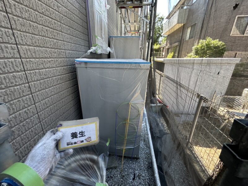 住宅まわりの物にも養生をします。