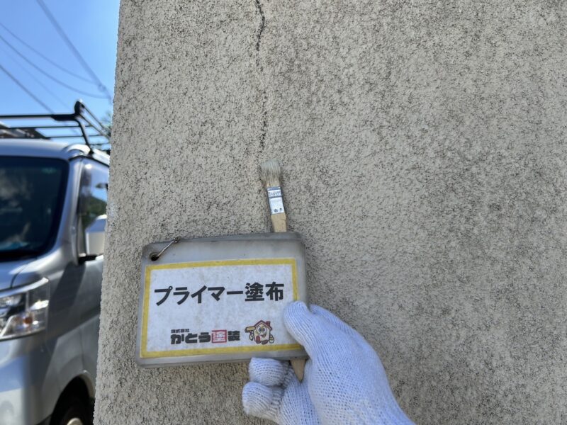 塀の塗装の前に、ひび割れ補修をおこないます。<br />
プライマー塗布の様子です。