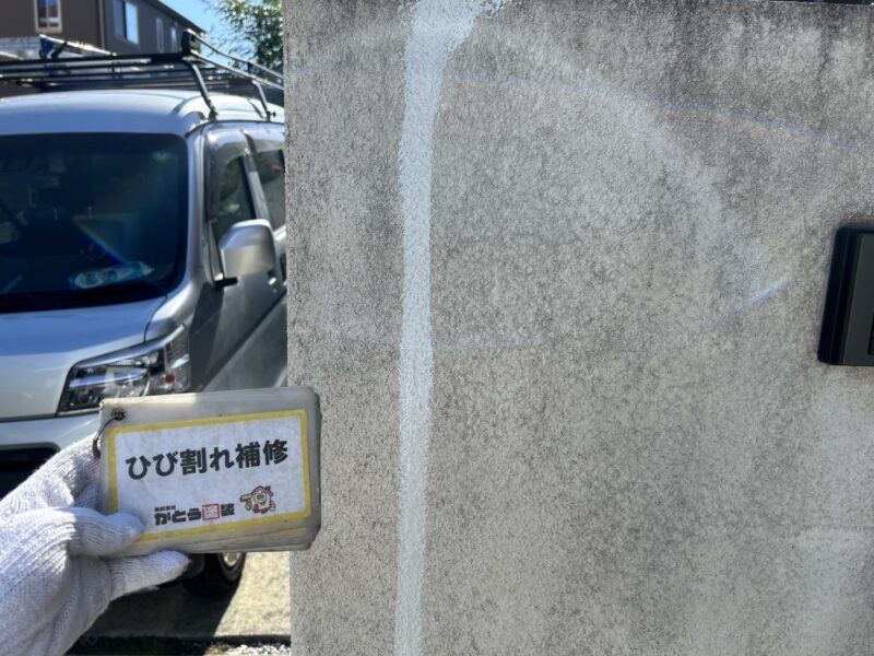 シーリングを充填し、綺麗にならし、密着させています。