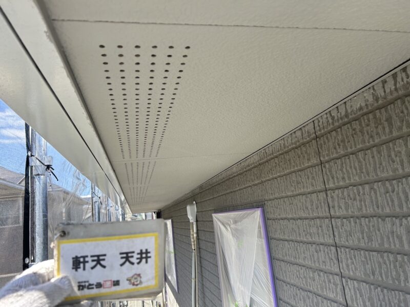 軒天は、落ち着きのあるグレイッシュカラーで仕上げています。