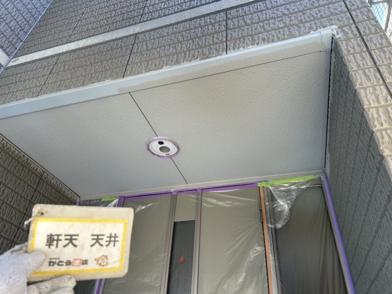 玄関の天井も塗装完了しました。