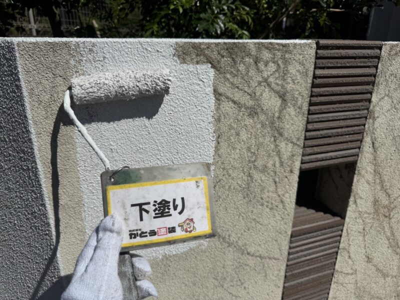 下塗りの様子です。<br />
塀にはツタが絡みついていました。