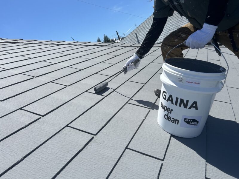 上塗り材には、断熱塗料のGAINAを使用しています。