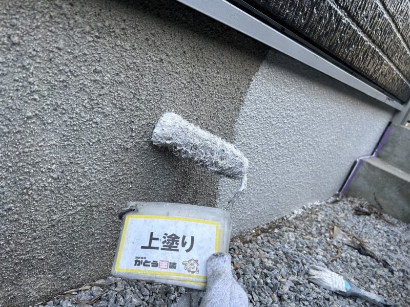 基礎巾木の上塗りの様子です。
