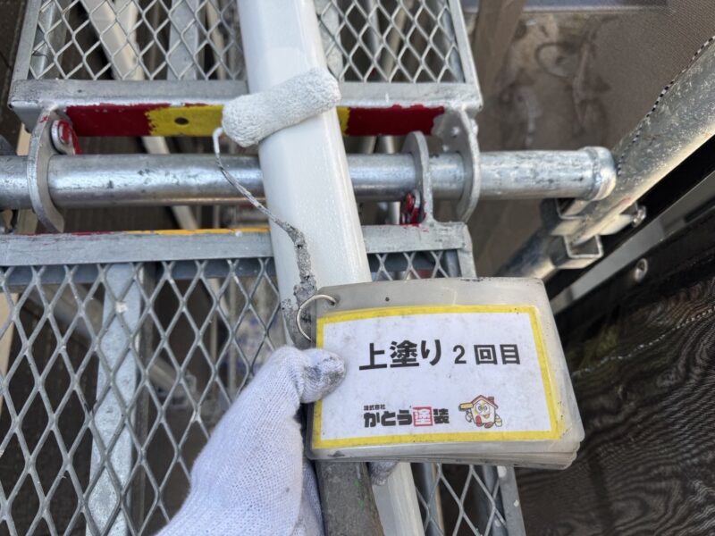 室外機カバーは取り外して塗装をおこないます。