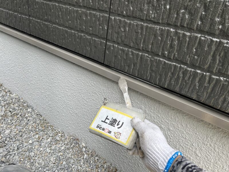 上塗りの様子です。<br />
細かいところも丁寧に施工します。