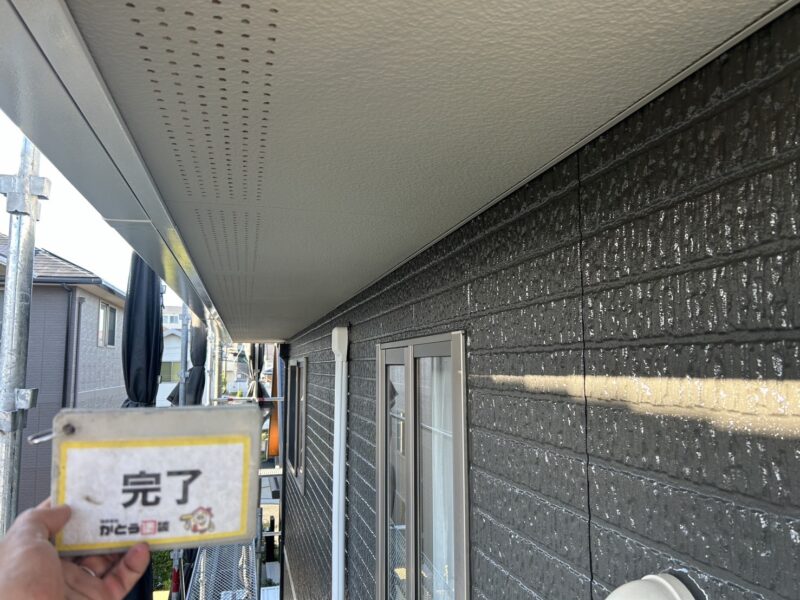 軒天は真っ白ではなく、グレージュカラーで仕上げることで、明るすぎない落ち着いた印象になります。