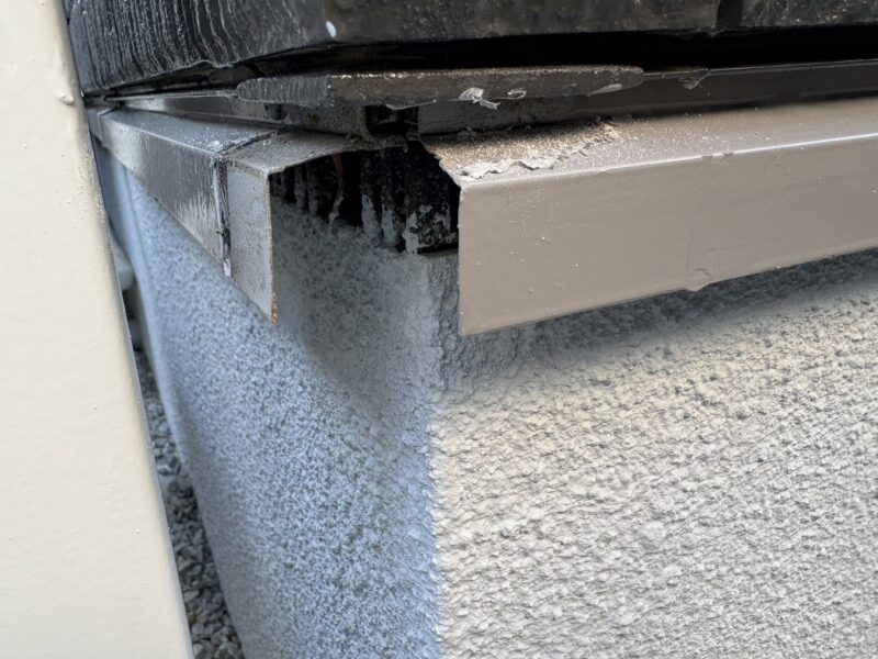 水切りの出隅に割れている箇所がありましたので、板金工事をおこないます。