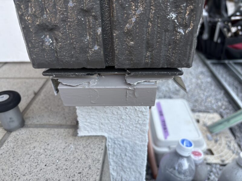 玄関付近の柱の水切りもボロボロでした。