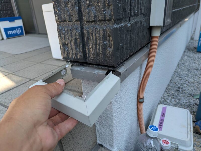 板金を加工して、カバーのようにして取り付けます。