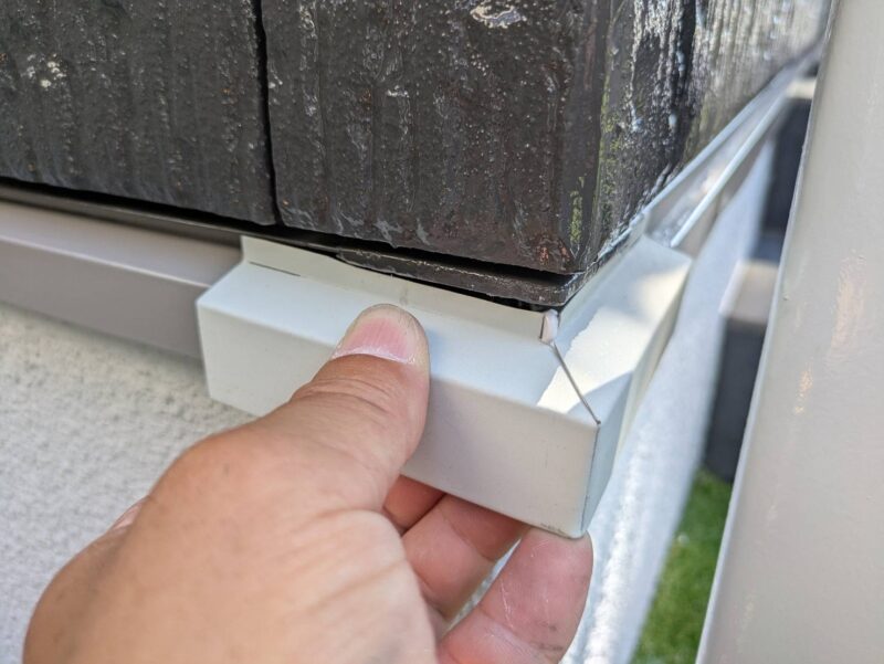 水切りが破損すると、本来の役割を果たせなくなり、雨水が基礎や外壁内部に直接当たり、住宅の劣化を進行させる原因となります。
