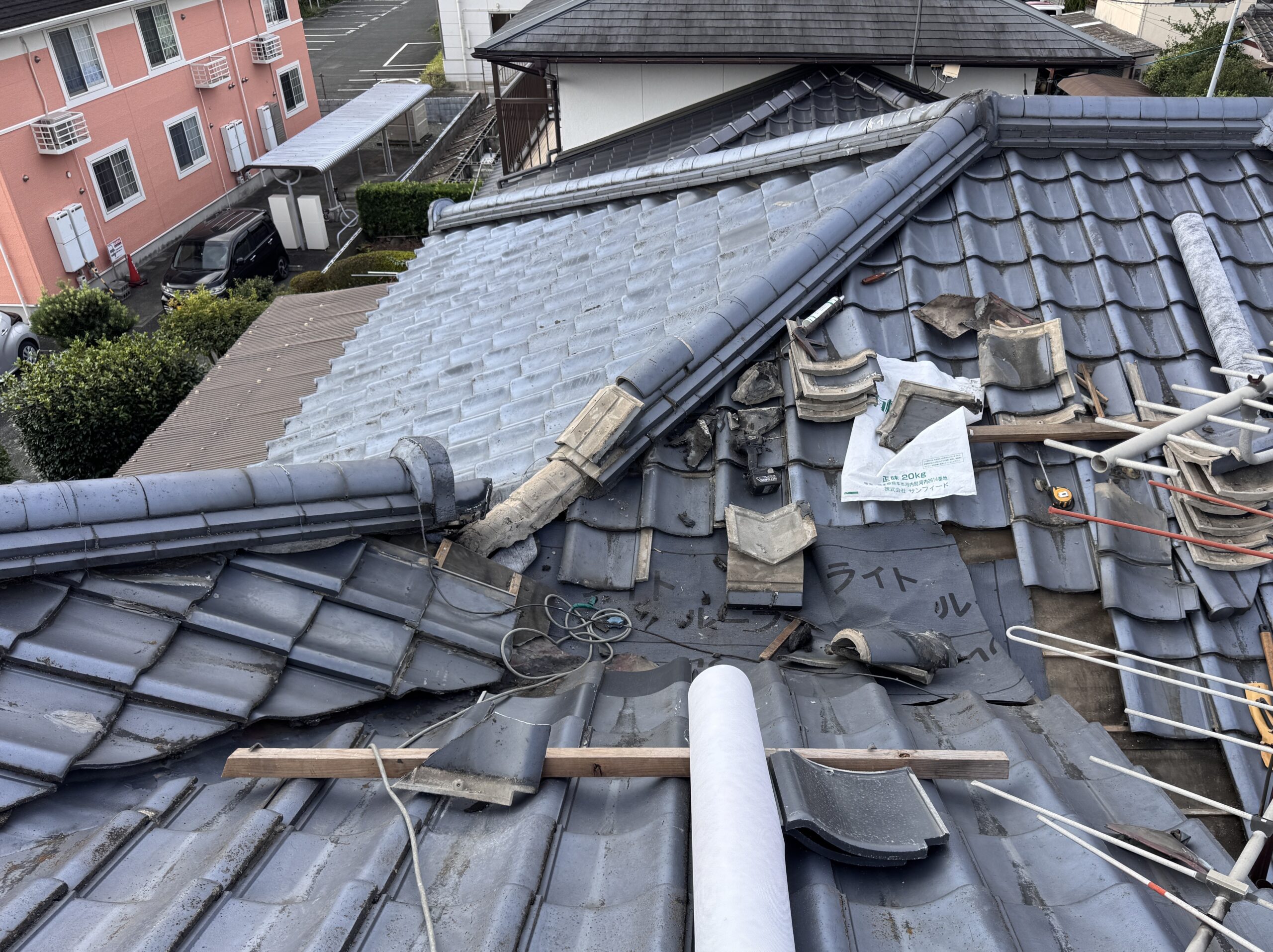 雨漏り補修工事，屋根雨漏り　熊本市東区K様邸　複雑な屋根形状で雨漏りしていたので、補修工事をおこないました