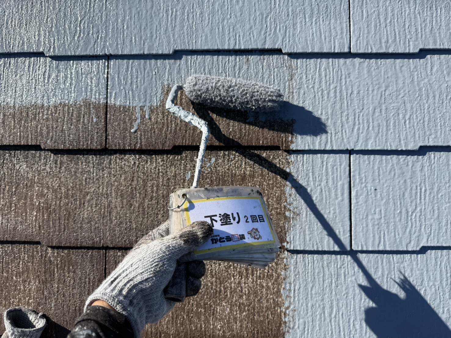 屋根塗り替え工事，外壁塗装　熊本市北区K様邸　屋根の下塗りを2回おこない、塗膜を厚くし防水性・耐久性を向上させました