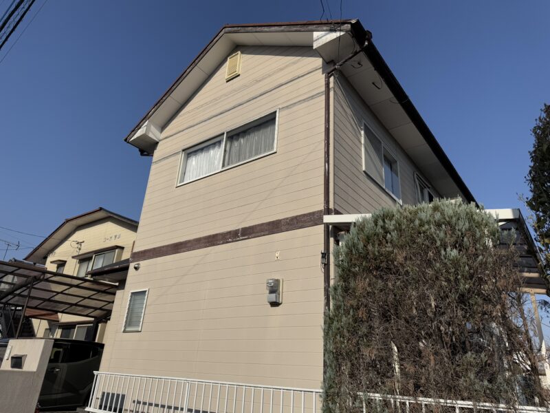 破風、幕板、雨樋の剥がれや色褪せが目立ちます。<br />
剥がれたところから、サビや腐食が進行する場合があります。