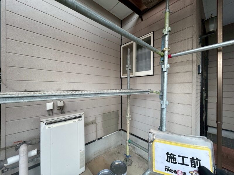 外壁表面には、全体的に薄っすらと汚れが付着していました。