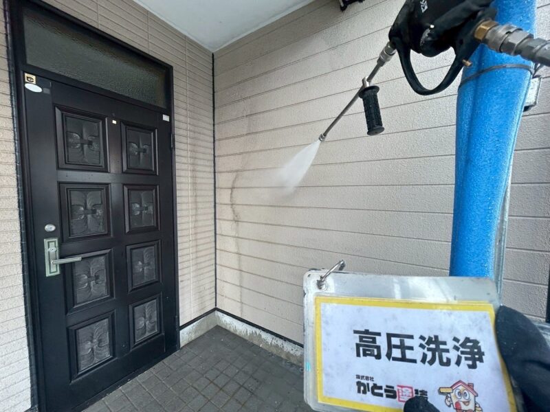 外壁の高圧洗浄の様子です。