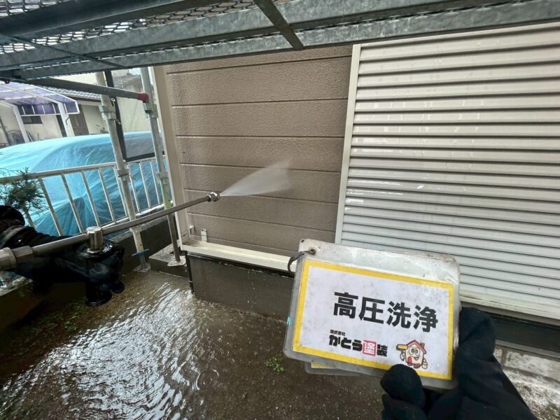 塗装前に洗浄し、しっかり汚れを落とします。