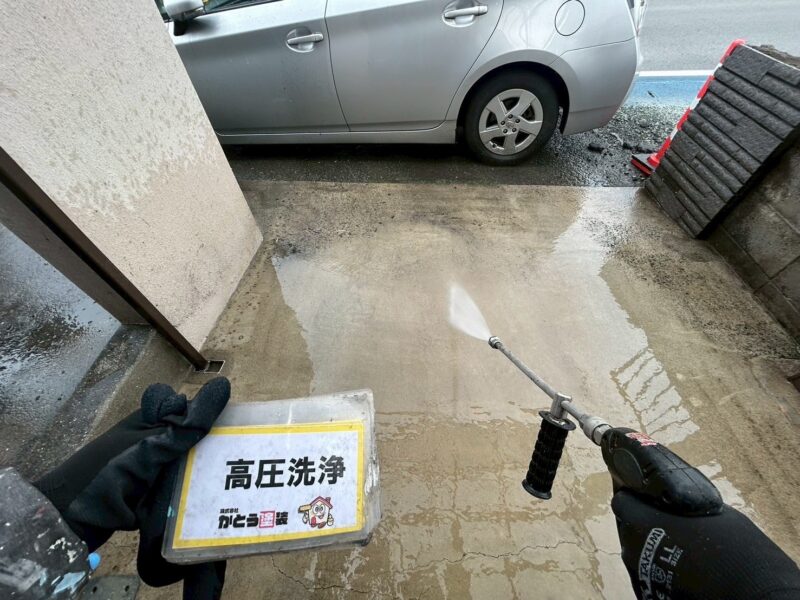 塗装をしない土間コンクリートは、洗浄し綺麗にします。