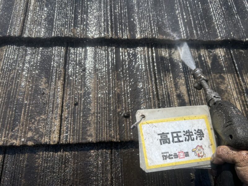 塗装前に洗浄し、綺麗にしていきます。