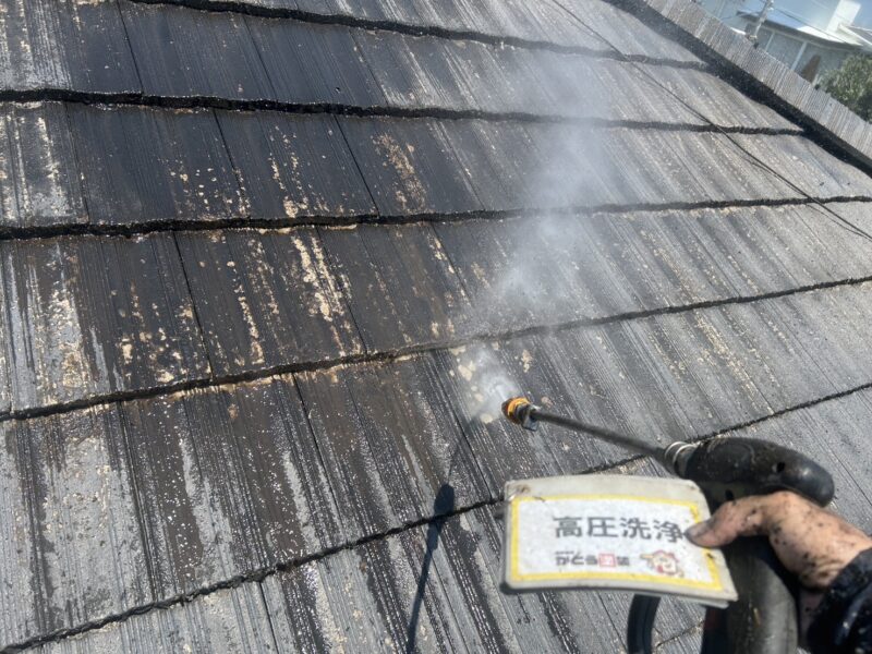 屋根の高圧洗浄の様子です。