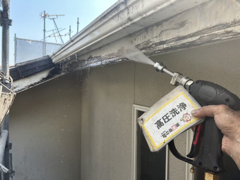 破風の高圧洗浄の様子です。