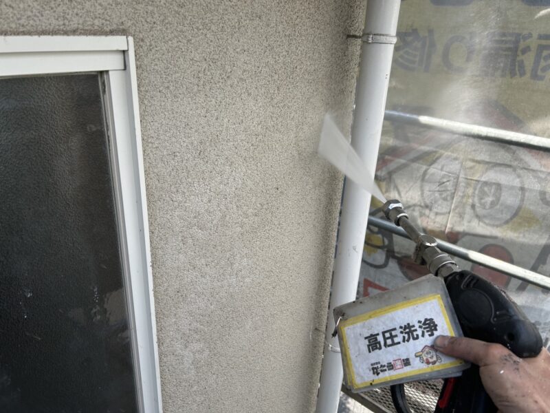 雨樋の高圧洗浄の様子です。