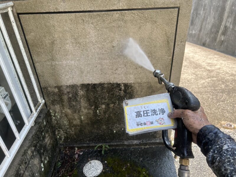 塀の高圧洗浄の様子です。<br />しっかり汚れが落ちています。