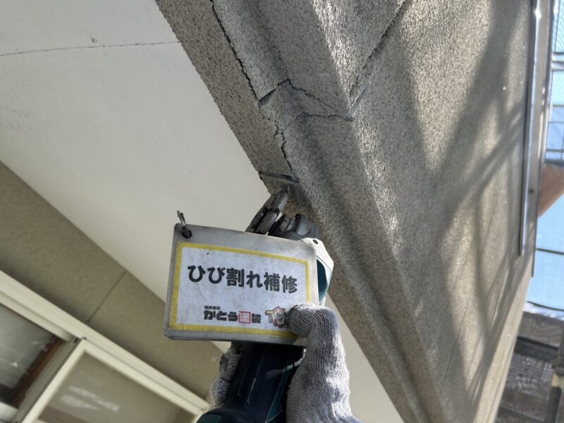 ひび割れ補修の様子です。