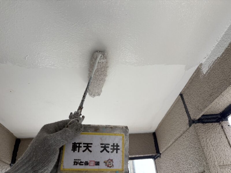 軒天の塗装の様子です。