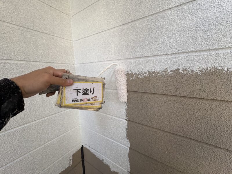 ローラーを密着させながら、ムラなく均一に塗布していきます。