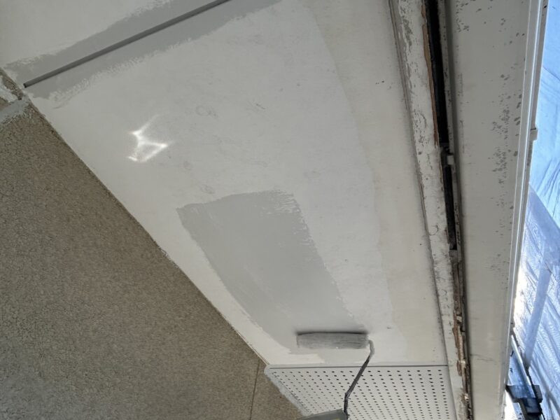 真っ白ではない、ライトグレーで塗装しています。