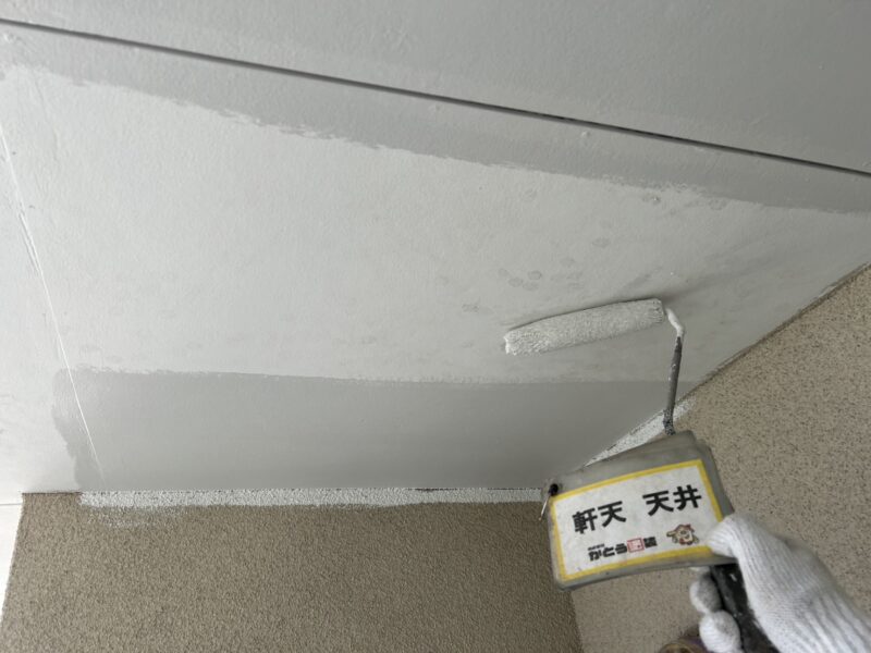 軒天の塗装の様子です。
