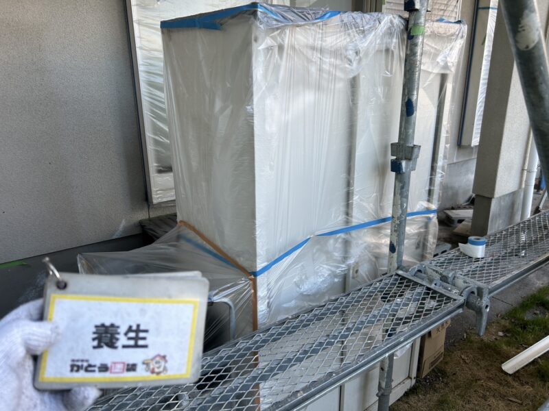 住宅周りの物置なども養生します。