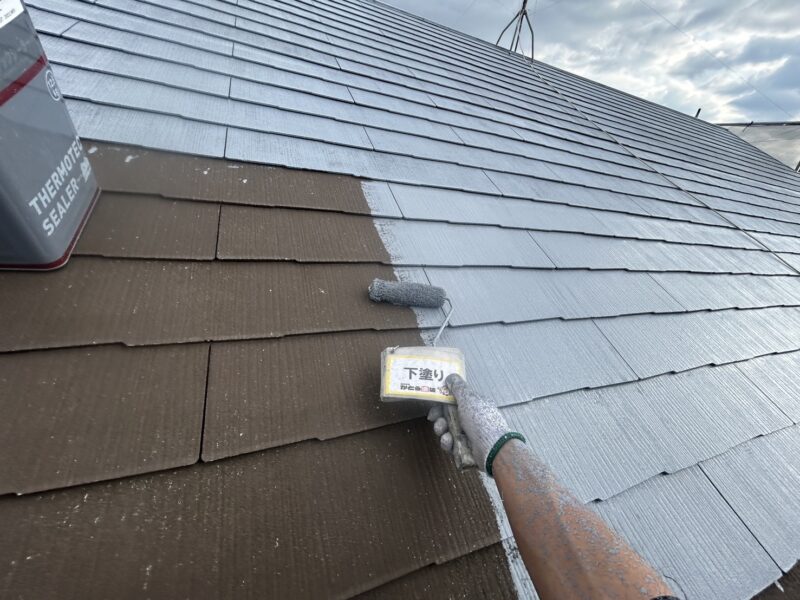 屋根の下塗りの様子です。