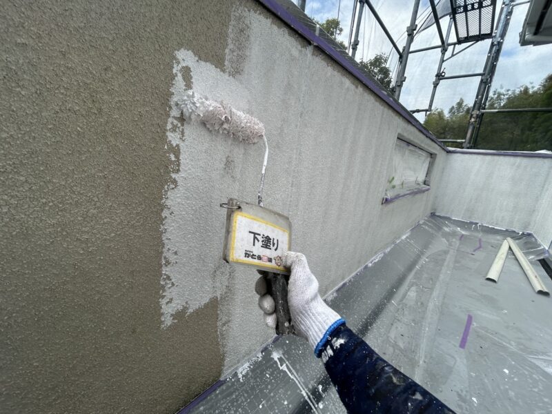 バルコニー内壁の下塗りの様子です。