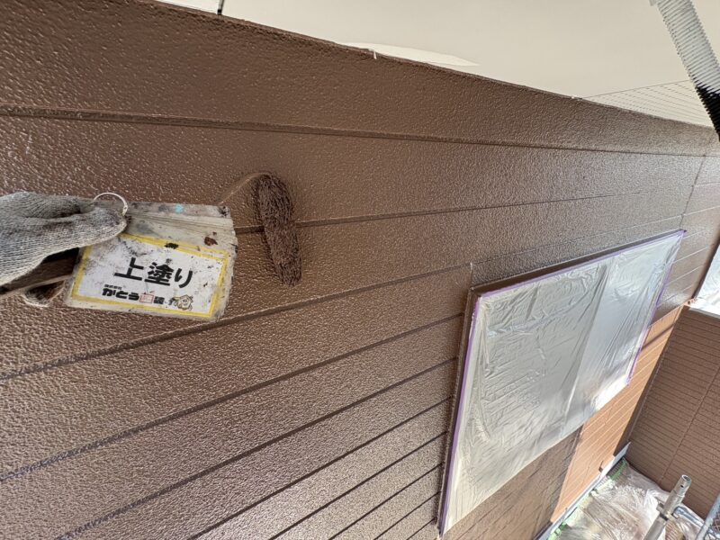 塗料は塗り重ねることで耐久性の高い強靭な塗膜を形成することができます。