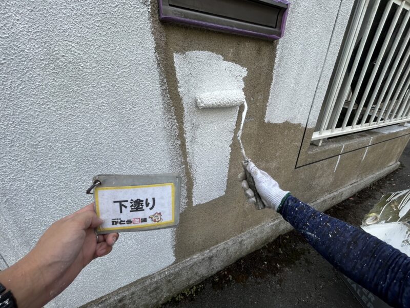 塀の下塗りの様子です。